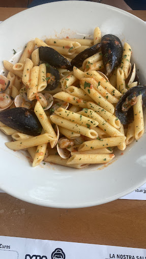 Macarrones con mejillones y almejas